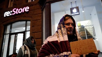Sial buat para joki antrean ini, para calon pembeli iPhone kurang meminati jasa mereka. Jasa 200-an joki iPhone pun tak terpakai sehingga harus gigit jari. (Foto: Tatyana Makeyeva/Reuters)
