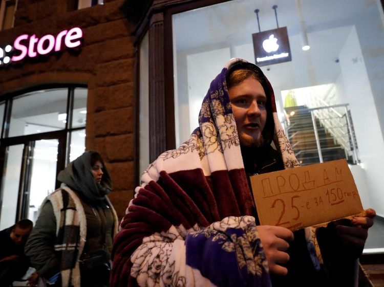 Ratusan Joki Antrean iPhone di Moskow Gigit Jari