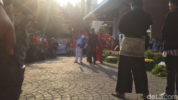 Kesenian Betawi menyambut obor Asian Para Games 2018.