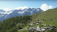 Pemerintah setempat pun tengah berupaya menambah kembali populasi di desa Albinen. Salah satu caranya dengan mengajak masyarakat yang berusia di bawah 45 tahun untuk membeli rumah di desa itu. Istimewa/Bored Panda/Gerhard Mathieu.