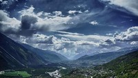 Agar menarik, pemerintah setempat akan memberikan uang sebanyak US$ 25 ribu untuk 1 orang dewasa dan 10 ribu untuk aItu adalah tawaran relatif untuk tinggal di Canton of Valais yang menakjubkan dengan pemandangan pegunungan jutaan dolarnak kecil. Istimewa/Bored Panda/Gerhard Mathieu.