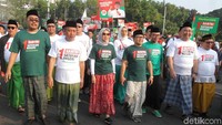 Ketua Umum Partai Kebangkitan Bangsa (PKB) Muhaimin Iskandar saat menggelar jalan sehat di kawasan Monas, Jakarta (30/9/2018).