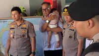 Didampingi Wakapolri Ari Dono, Mensos pun langsung menggendong balita yang akhirnya tertidur didalam pelukannya dan memerintahkan aparat setempat untuk mencari orang tua balita ini yang menjadi korban. Foto: dok. Kemensos