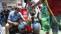 Mereka terpaksa menjarah untuk kebutuhan akomodasi kendaraan untuk mencari keluarga yang hilang dan membantu evakuasi korban.