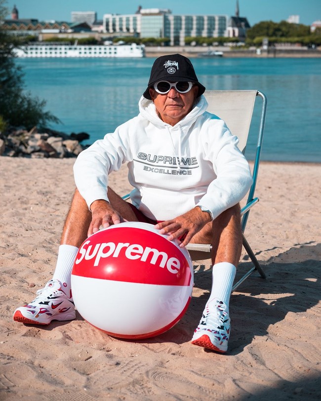 Alojz Abram pun mengaku jika ia memang tipe pria yang selalu ingin terlihat baik dan sesuai dalam berpakaian. Ia semakin termotivasi tampil dengan gaya busana streetwear karena lingkungan. Ini terlihat berbeda. Tinggal di Mainz, walaupun dekat dengan Frankfurt, orang-orang di sini berdandan sangat membosankn. Aku suka jika pakaianku mencolok, orang menyadarinya, katanya. Foto: Instagram @jaadiee