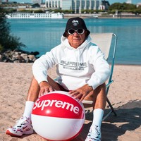 Alojz Abram pun mengaku jika ia memang tipe pria yang selalu ingin terlihat baik dan sesuai dalam berpakaian. Ia semakin termotivasi tampil dengan gaya busana streetwear karena lingkungan. Ini terlihat berbeda. Tinggal di Mainz, walaupun dekat dengan Frankfurt, orang-orang di sini berdandan sangat membosankn. Aku suka jika pakaianku mencolok, orang menyadarinya, katanya. Foto: Instagram @jaadiee