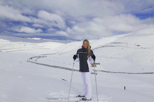 Suka salju juga, Ilana main ski di Selandia Baru. (ilanacollins/Instagram)