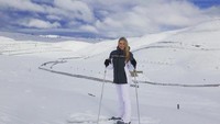 Suka salju juga, Ilana main ski di Selandia Baru. (ilanacollins/Instagram)