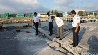 Dermaga pelabuhan rusak. Beton dermaga retak dan ada yang mengelupas.