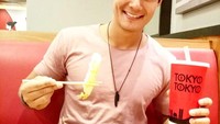 Makan siang kali ini Daniel memilih makanan Jepang. Terlihat ia siap menyantap ebi tempura sambil memegang segelas minuman. Foto: Instagram dandanmatsunaga  