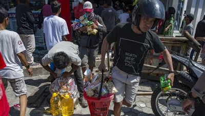 Foto: Korban Gempa Ramai-ramai Ambil Barang Minimarket di Palu