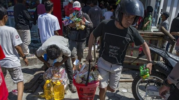 Foto: Korban Gempa Ramai-ramai Ambil Barang Minimarket di Palu