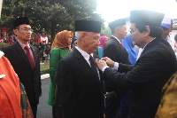 Terus Berinovasi, Direksi JNE Raih Penghargaan Satyalancana