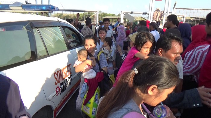 Tiba di Makassar, Korban Gempa Palu Menangis Bertemu Keluarga