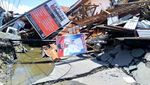 Luluh Lantak Palu Diterpa Tsunami: Jalan Hancur-Mobil Berserakan