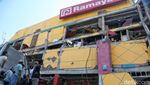 Warga Palu Berebut Barang-barang di Mal Tatura