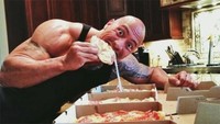 Mengawali karir sebagai pegulat profesional, The Rock kini sukses menjadi aktor dengan bayaran tinggi yang membintangi berbagai film. Punya tubuh yang atletis, The Rock ternyata hobi makan. Foto: Instagram @therock