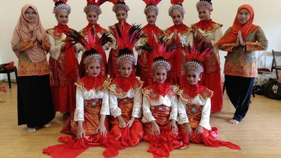 Merah Putih Berkibar di Festival Folklore Dunia