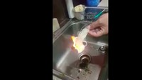 Bihun juga tak lepas dari hoax. Sebuah video eksperimen menunjukkan mi kering berwarna putih itu terbakar saat disulut api. Wajar, karena mengandung pati yang tersusun antara lain dari unsur karbon. Foto: viral