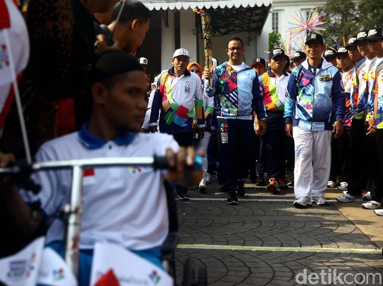 Pawai Obor Asian Para Games di Balai Kota Meriah Banget