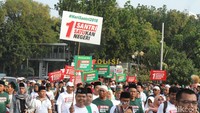 Para peserta juga membawa sejumlah atribut.