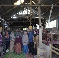 Didiet berfoto bersama para perajin tenun donggala. Saat ini, ia masih berusaha mengontak sejumlah perajin dan desainer lokal yang sempat dibinanya. Selain mendoakan keselamatan mereka, ia juga berharap tenun donggala tak punah akibat bencana gempa dan tsunami ini. Untuk urusan rehabilitasi dan pelestarian tenun pascabencana, aku pasti akan siap membantu, kata Didiet. (Foto: @bernardopictura via Didiet Maulana)