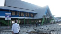 Terminal pelabuhan masih tegak berdiri. Hanya saja, puing-puing bangunan berserakan di sekitarnya.