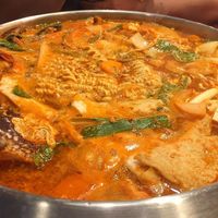 Slurp! Budae Jjigae Berkuah Gurih Pedas dengan Isian Komplet Ada Di sini