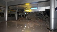 Kursi tunggu penumpang berserakan tak tertata. Runway juga dikabarkan retak.