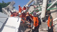 Petugas Basarnas bahu membahu mengevakuasi korban gempa yang tertimbun reruntuhan Hotel Roa Roa Palu (Foto: ANTARA FOTO/BNPB)
