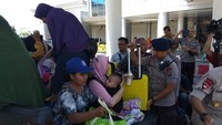Evakuasi ke luar Palu dengan pesawat Hercules TNI AU. Padatnya C-130 Hercules TNI AU yang terbang dari Bandara Mutiara Palu ke Manado pagi ini membawa penyintas gempa dan tsunami, kata Kepala Pusat Data dan Informasi dan Humas Badan Nasional Penanggulangan Bencana (BNPB) Sutopo Purwo Nugroho melalui akun Twitter-nya, Minggu (30/9/2018).