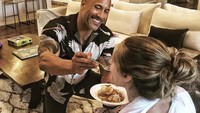  Aktor berusia 46 tahun ini, tampil romantis dengan menyuapi sang kekasih makan. Meski punya jadwal yang sangat sibuk, tapi The Rock tetap manis ya! Foto: Instagram @therock