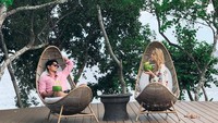 Bersama kekasihnya, Karolina Pisarek, keduanya terlihat santai sambil menikmati kelapa muda yang masih dalam batoknya. Potret ini memperlihatkan keduanya seperti sedang liburan ya. Foto: Instagram dandanmatsunaga  