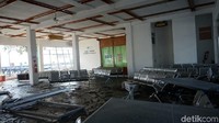 Kondisi terminal pelabuhan berantakan. Kursi terminal berserakan di mana-mana.
