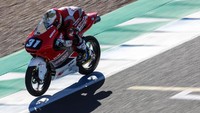 Gerry terus melakukan adaptasi dengan lintasan-lintasan baru, kecuali Valencia dan Jerez. Tahun ini, rider asal Kota Pahlawan itu turun di Red Bull Rookies Cup di Jerez pada Mei 2018. Bekal ini bakal jadi modal untuk meraih hasil bagus pada balapan Minggu nanti, setelah gagal meraup poin di Aragon sebelum jeda musim panas. Dok. AHM.