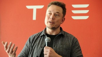 Berbicara di kantor Tesla, Elon cuma pakai kaus dilapis kemeja kargo. Foto: Reuters