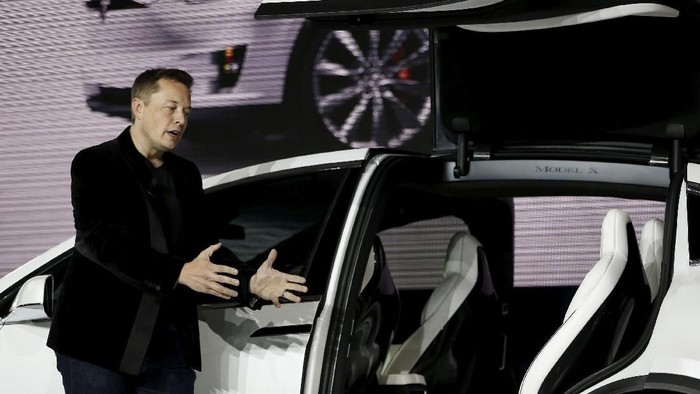 FILE PHOTO: Tesla Chief Executive Office Elon Musk speaks at his companys factory in Fremont, California, U.S., June 22, 2012.   REUTERS/Noah Berger/File Photo