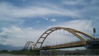 Jembatan Kuning ini dibangun sepanjang 300 meter di atas teluk Talise. Jembatan menghubungkan wilayah Palu Barat dan Palu Utara. Selain itu, Jembatan Kuning juga menjadi jalur yang dapat dilalui dari kota Palu menuju Donggala.  (Foto: Dok. detiktravel)