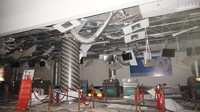 Lantai bandara dipenuhi puing-puing bangunan yang runtuh.