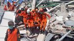 Foto: Evakuasi Korban Gempa dari Reruntuhan Hotel Roa Roa Palu