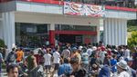 Foto: Korban Gempa Ramai-ramai Ambil Barang Minimarket di Palu