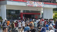 Korban gempa ramai-ramai mendatangi minimarket yang ada di Palu. Mereka mencari barang-barang kebutuhan untuk hidup mereka (Foto: AFP PHOTO / BAY ISMOYO)
