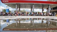 Warga yang mengetahui hal tersebut langsung berdatangan ke SPBU.