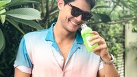 Daniel yang lahir di Brazil, 28 November 1988 ini selalu pamer senyum hangat dalam berbagai posenya. Seperti ketika menikmati sebotol minuman manis ini. Jangan gagal fokus ya! Foto: Instagram dandanmatsunaga  