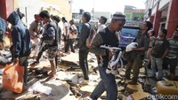Barang-barang yang diperebutkan warga diantaranya berupa sepatu hingga pakaian.