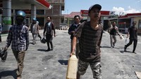 Hingga siang hari warga masih terus berdatangan.