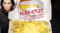 Siapa yang nggak ngiler dengan burger In-N-Out plus kentang goreng saus keju ini? Kim Kardashian menobatkan sajian ini sebagai menu favoritnya lho. Foto: Istimewa