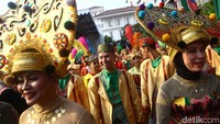 Berbagai kesenian khas daerah turut dipamerkan disini.