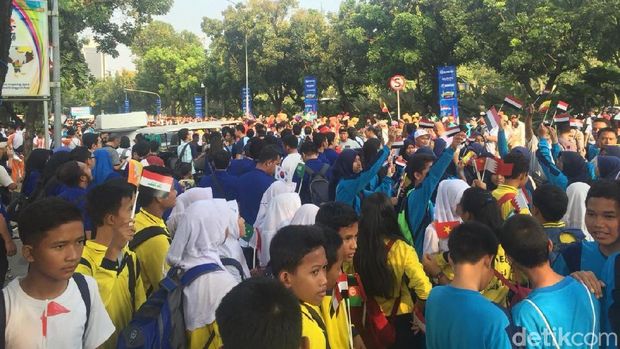 Warga memadati Balai Kota. 
