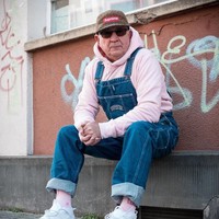 Hoodie dan track jacket mungkin bukan pakaian andalan pria di atas usia 70 kebayakan. Namun dua item tersebut menjadi busana sehari-hari kakek bernama Alojz Abram. Foto: Instagram @jaadiee